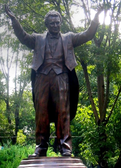 A statue of Domingo in Mexico City in recognition of his contributions to 1985 Mexico City earthquake victims and his artistic works