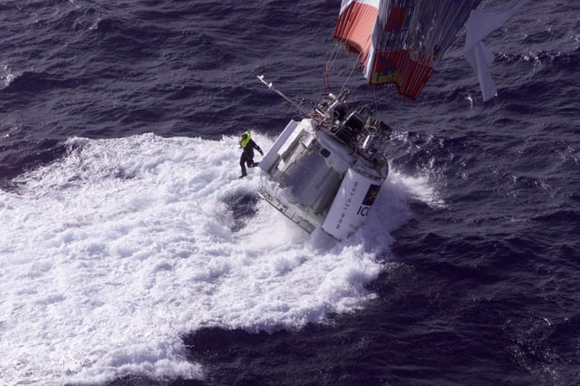 A 1998 attempt at an around-the-world balloon flight by Branson, Fossett, and Lindstrand ends in the Pacific Ocean on 25 December 1998.