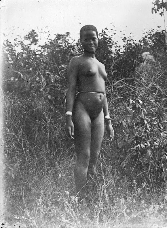 Nude young woman in the African Great Lakes region, between 1906 and 1918.