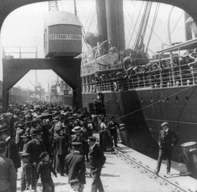 Swedish emigrants boarding ship in Gothenburg in 1905