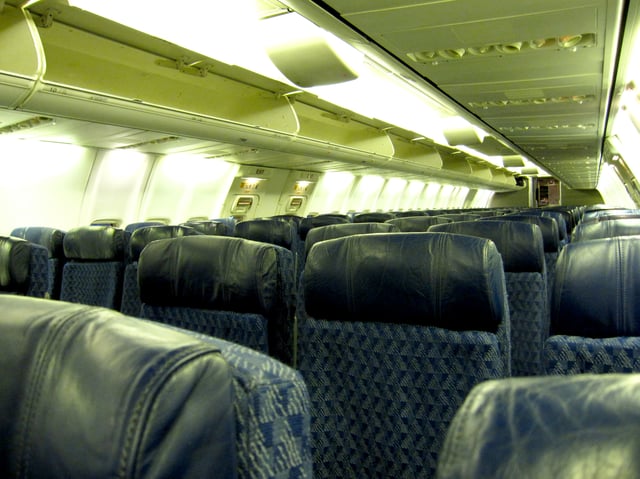 American Airlines Boeing 737-800 economy class cabin on an international flight YUL-MIA in April 2010