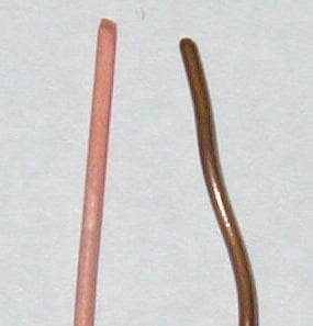Unoxidized copper wire (left) and oxidized copper wire (right)