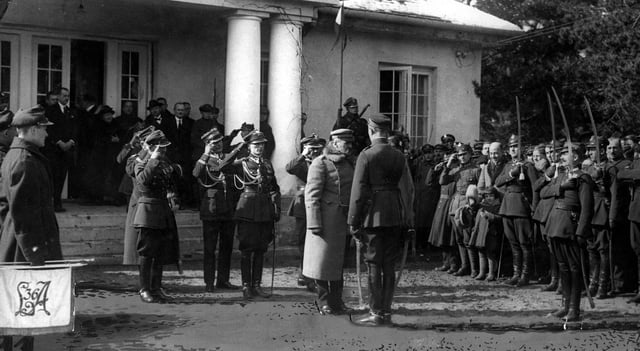 Piłsudski in front of his Sulejówek house, with his former soldiers, before the 1926 coup