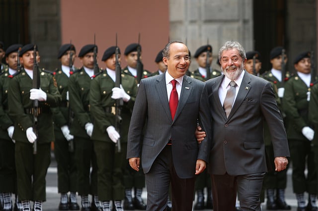 President Calderón and President of Brazil Luiz Inácio Lula da Silva with members of the Mexican Army in the background.