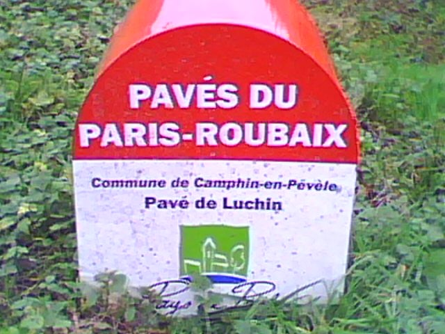 Commemorative marker-post for the Pavé de Luchin at the Carrefour de l'Arbre