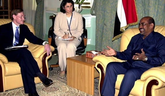 Bashir (right) and U.S. Deputy Secretary of State Robert Zoellick, 2005