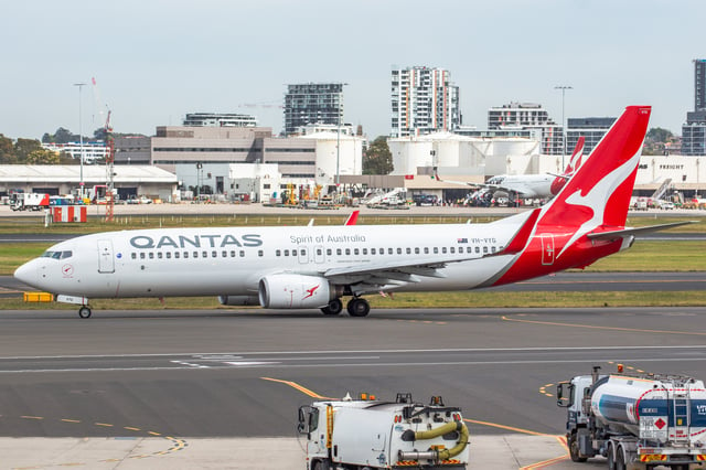 A Boeing 737-800 taxiing at Sydney Airport in 2018.