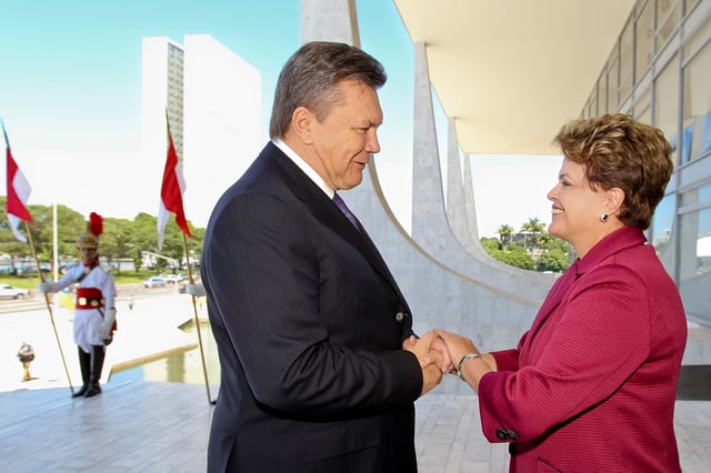 Brazilian President Dilma Rousseff greets Yanukovych upon his arrival to the Planalto Palace in Brasília, Brazil, 25 October 2011.
