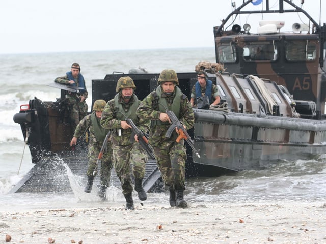 Romanian marine troopers during a combined Dutch-Romanian exercise at Vadu beach.