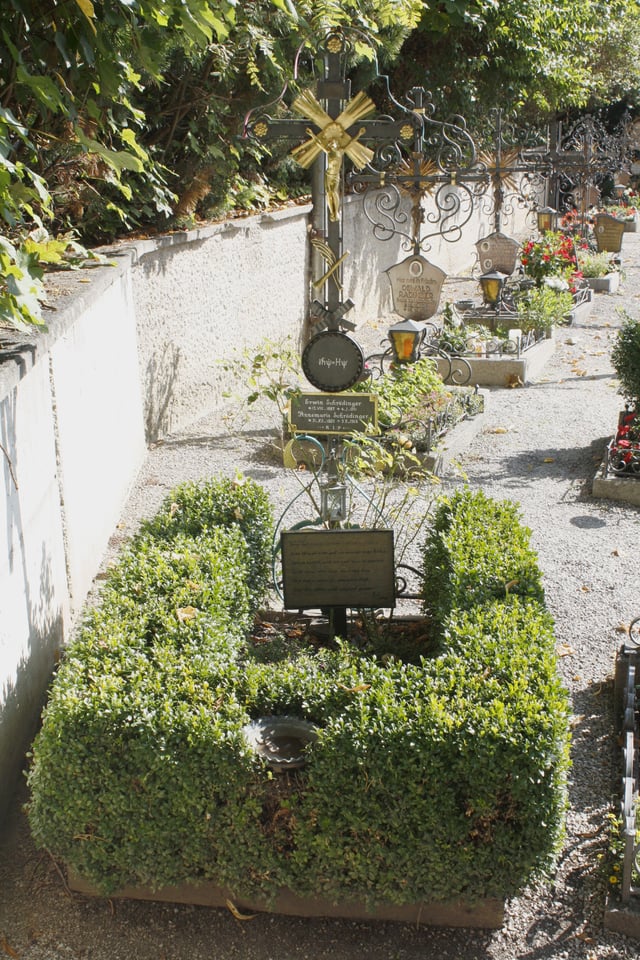 Annemarie and Erwin Schrödinger's gravesite; above the name plate Schrödinger's quantum mechanical wave equation is inscribed: