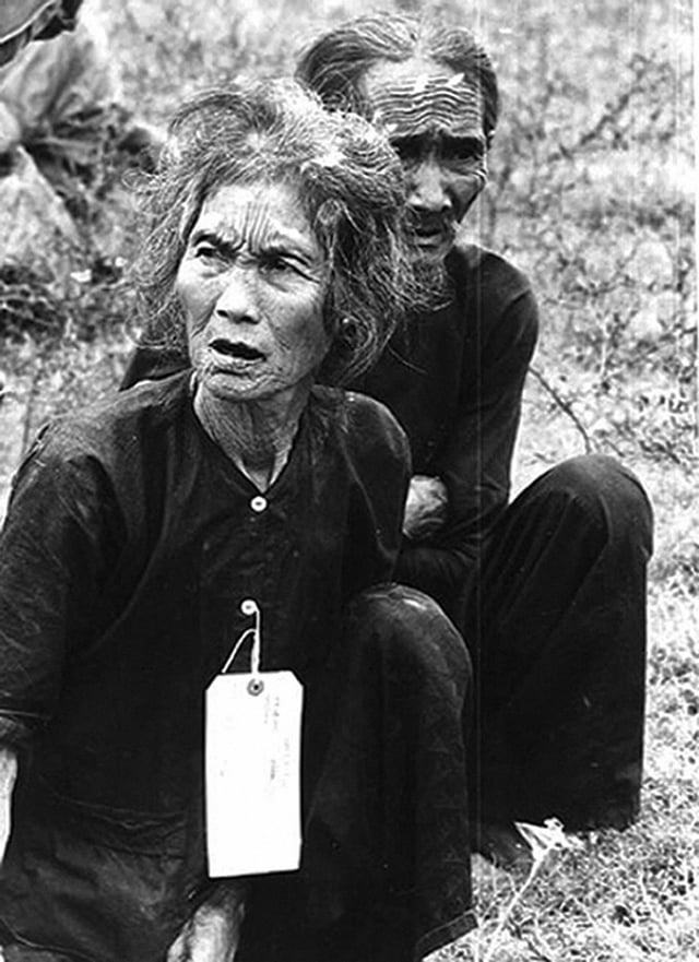 Peasants suspected of being Viet Cong under detention of U.S.