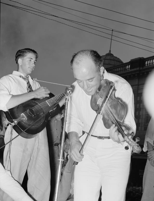 Cajun fiddler at 1938 National Rice Festival, photographed by Russell Lee
