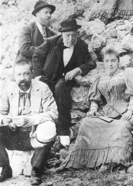 Gaudí (in the background) with his father (centre), his niece Rosa and doctor Santaló during a visit to Montserrat (1904)