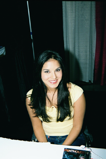 Leone at the 2002 AVN Adult Entertainment Expo, one of her earliest promotional appearances