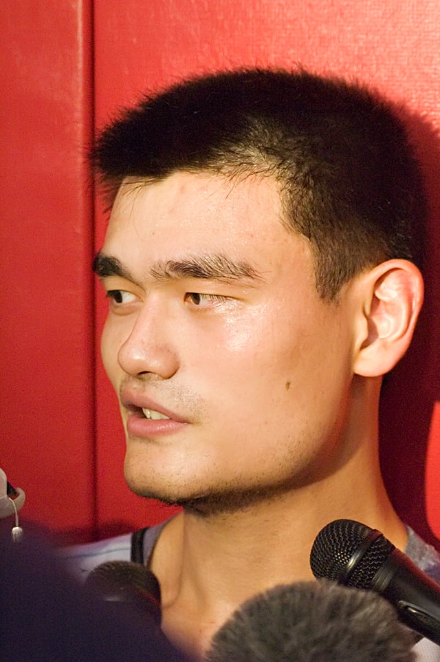 Yao answers questions from reporters, October 2006