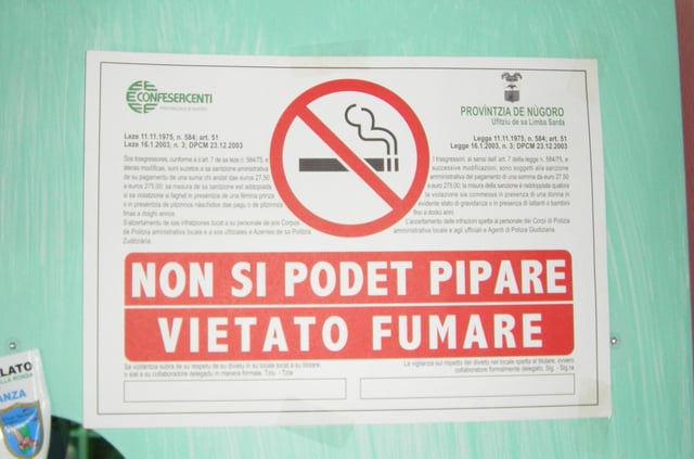 A 'no smoking' sign in both Sardinian and Italian