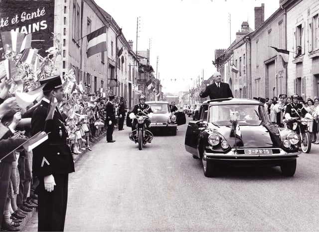 Charles de Gaulle's motorcade passes through Isles-sur-Suippe (Marne), the president salutes the crowd from his famous Citroën DS