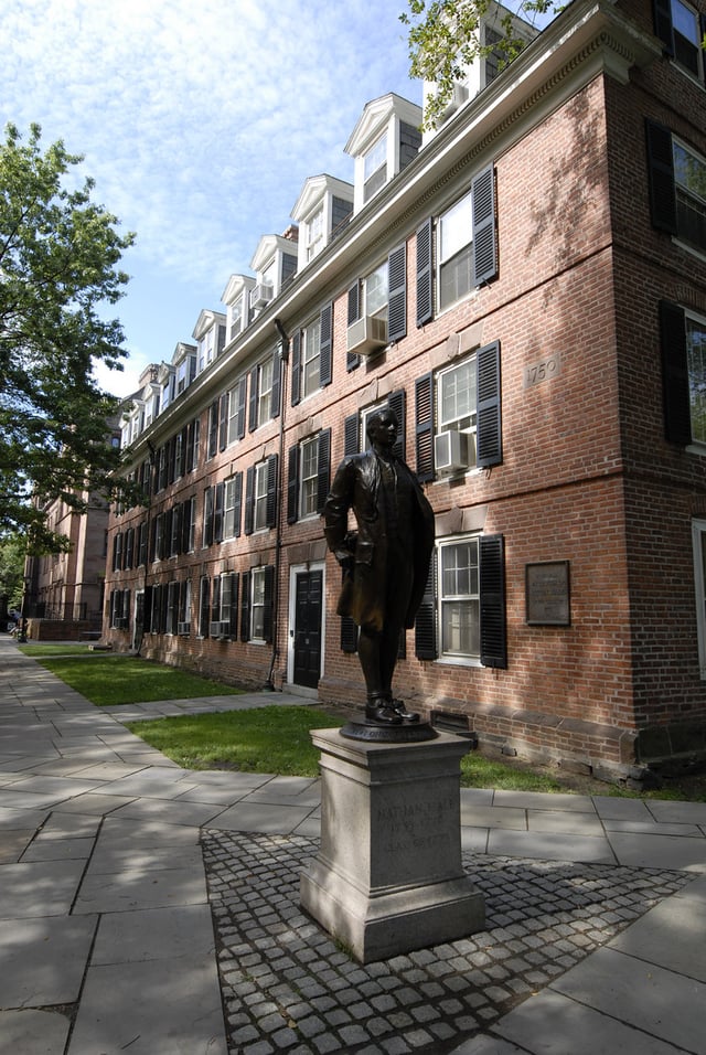Statue of Nathan Hale in front of Connecticut Hall