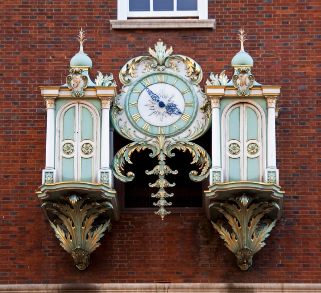 The mechanical clock on the main façade