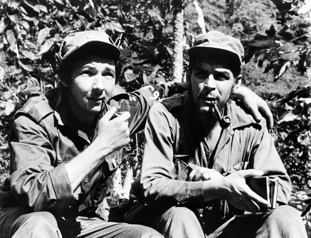 Fidel's brother Raúl (left) and Che Guevara (right)