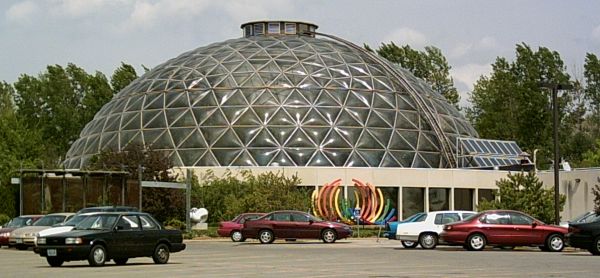 Exterior of the Greater Des Moines Botanical Garden building and dome