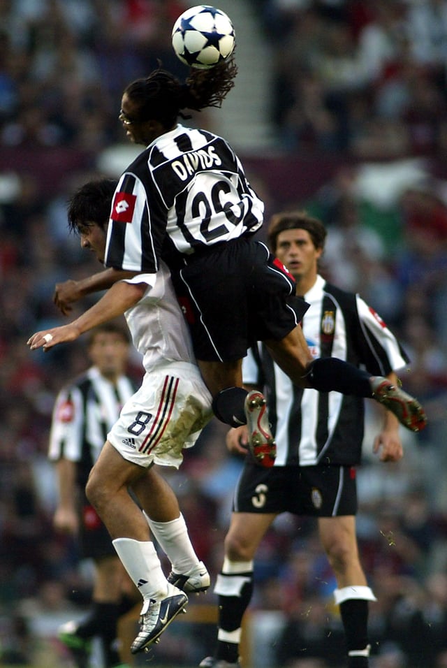 Edgar Davids (№ 26) clashing with Gennaro Gattuso in the final