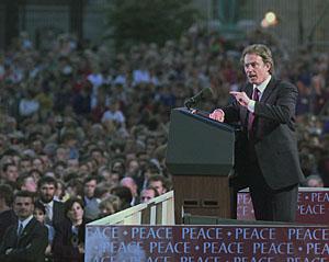 Blair addressing a crowd in Armagh in 1998