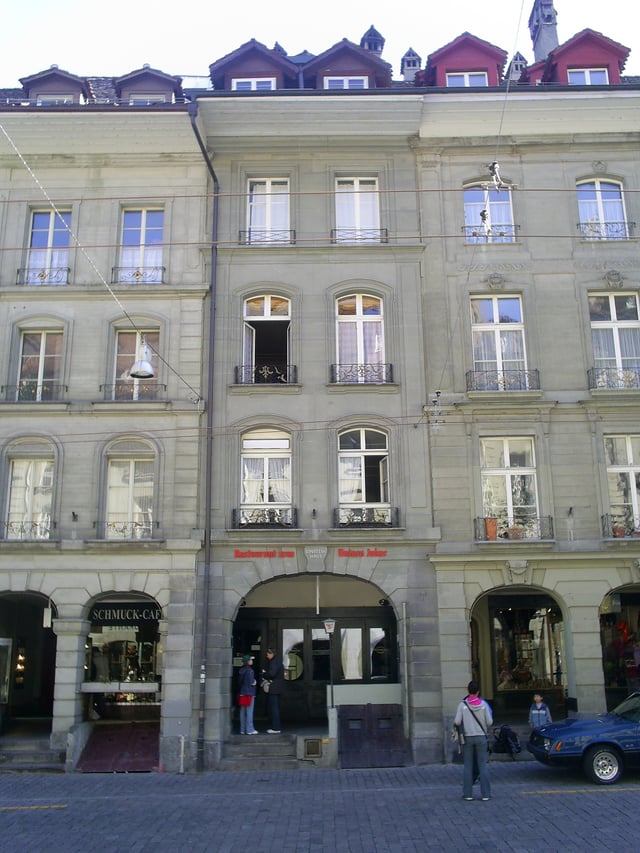 Center: the Einsteinhaus Kramgasse 49 in Bern. On the second floor: the flat where Albert and Mileva Einstein lived from 1903 to 1905