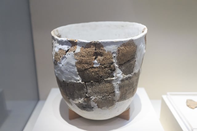 10,000-year-old pottery, Xianren Cave culture (18000–7000 BC)