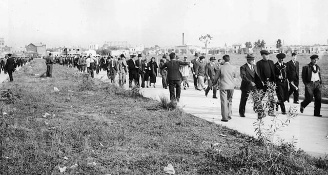 River Plate supporters walking towards the stadium in 1938