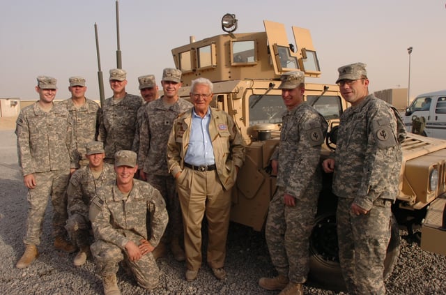 Don Malarkey with US soldiers in Camp Arifjan, Kuwait (September 2008).