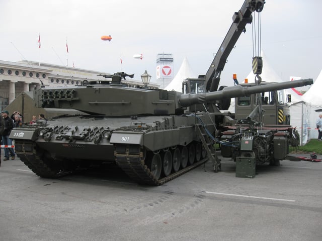 Leopard 2A4 of the Bundesheer, with its powerplant on display