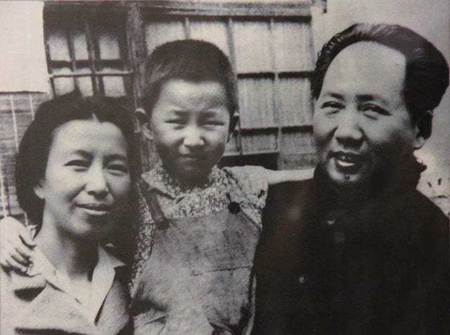 Mao with Jiang Qing and daughter Li Na, 1940s
