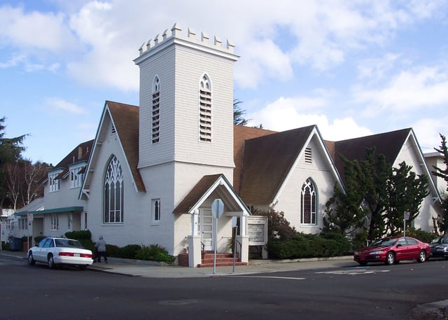 Carpenter Gothic Unitarian Universalists Church of San Mateo, California (built 1905) showing Gothic arches, steep gables, and a tower. The tower includes examples of abat-sons (louvers).