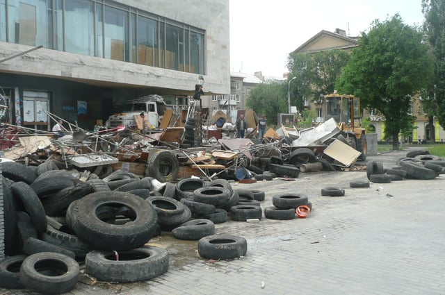 Vostok Battalion members dismantling the barricade at Donetsk RSA on 3 June.