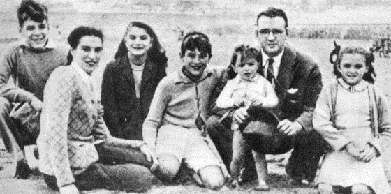 A teenage Ernesto (left) with his parents and siblings, c. 1944, seated beside him from left to right: Celia (mother), Celia (sister), Roberto, Juan Martín, Ernesto (father) and Ana María