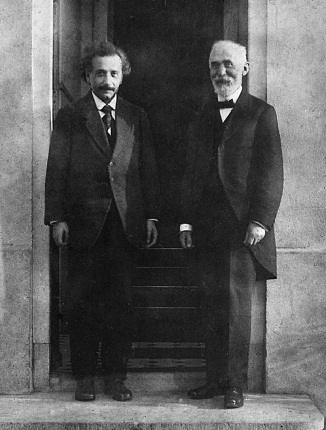 Hendrik Lorentz (right) with Albert Einstein.