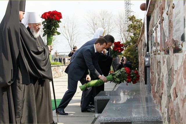 Russian president Dmitry Medvedev and Ukrainian president Viktor Yanukovych laying flowers at the memorial to the victims of the Chernobyl disaster in April 2011.
