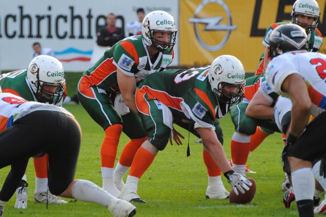 A quarterback for the Kiel Baltic Hurricanes under center, ready to take the snap