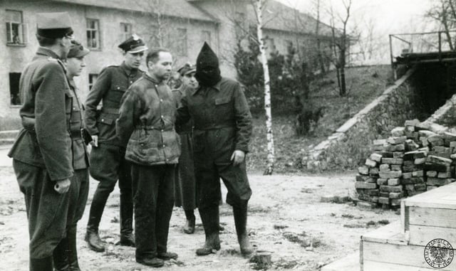 Höss being escorted to the gallows, 1947