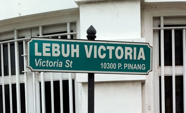 A bilingual road sign at Victoria Street