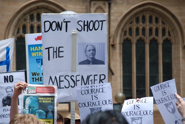 Demonstration in support of Assange in front of Sydney Town Hall, 10 December 2010