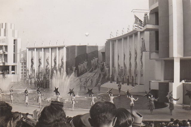 Audience members viewing The Billy Rose Aquacade at the 1939–40 Worlds Fair.