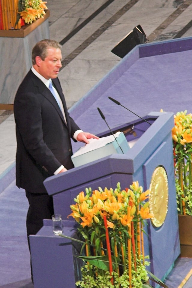 Gore receives the Nobel Peace Prize in the city hall of Oslo, 2007