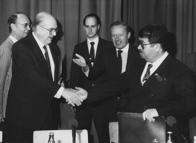 Greek Prime Minister Andreas Papandreou meeting with Turkish Prime Minister Turgut Özal in Davos, February 1986