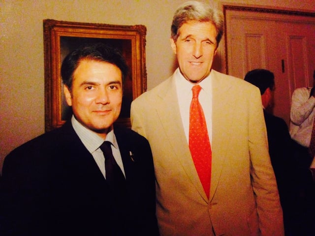 Kerry with Spokesman to the Prime Minister of Pakistan, Zahid Bashir, in 2009