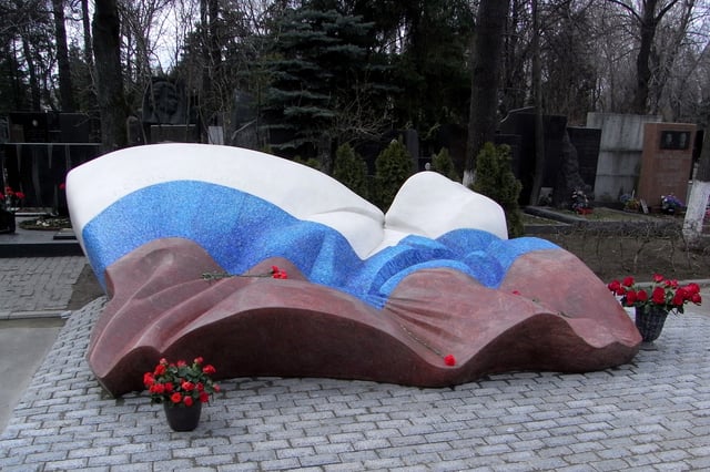 Monument to Yeltsin in Novodevichy cemetery