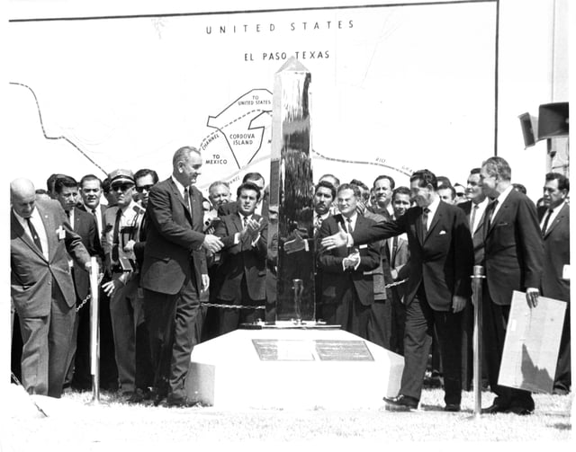 U.S. President Lyndon B. Johnson (left) and Mexican President Adolfo López Mateos (right) unveil the new boundary marker signaling the peaceful end of the Chamizal dispute