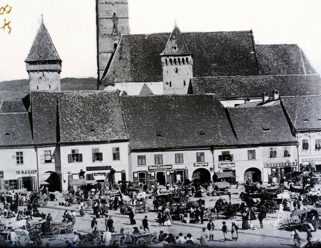 The old market at the city centre (end of the 19th century)