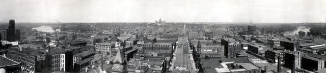 A 1906 panorama, with the Iowa State Capitol in center